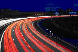 Langzeitbelichtung: Autobahn in der Nacht